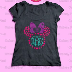 K&ouml;nnte beinhalten: Ein dunkelgraues T-Shirt mit einem pinkfarbenen und violetten M&auml;useohren-Design und einem t&uuml;rkisfarbenen Monogramm in der Mitte. Der Text "MOUSE EARS SET 2 CUT FILES" und "SVG, DXF Cut Files" befindet sich am unteren Rand des Bildes. Der Text "COPYRIGHT 2016 CUTESY PIXEL" befindet sich unten rechts im Bild.
