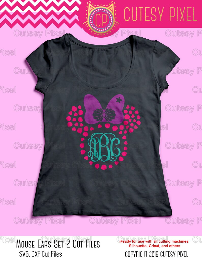 K&ouml;nnte beinhalten: Ein dunkelgraues T-Shirt mit einem pinkfarbenen und violetten M&auml;useohren-Design und einem t&uuml;rkisfarbenen Monogramm in der Mitte. Der Text "MOUSE EARS SET 2 CUT FILES" und "SVG, DXF Cut Files" befindet sich am unteren Rand des Bildes. Der Text "COPYRIGHT 2016 CUTESY PIXEL" befindet sich unten rechts im Bild.