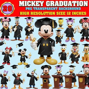 Puede incluir: Un conjunto de 20 imágenes de clipart digitales con Mickey Mouse y otros personajes de Disney vestidos con birretes y togas de graduación. Los personajes están en varias poses, incluyendo sosteniendo diplomas y de pie frente a un escenario de graduación. Las imágenes están en formato PNG con fondo transparente y son de alta resolución, midiendo 30,5 cm de tamaño.