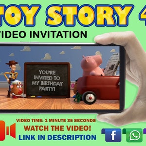 Op de afbeelding: Een video-uitnodiging voor een Toy Story 4-thema-verjaardagsfeest. De video toont Woody, Mr. Potato Head en een roze varkenpersonage uit de film. De tekst op het schoolbord zegt "Je bent uitgenodigd voor mijn verjaardagsfeest!"