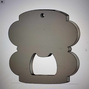 Puede incluir: Un abridor de botellas de metal gris con forma de nube con un agujero en la parte superior para colgar. El abridor de botellas tiene un recorte en forma de gato.