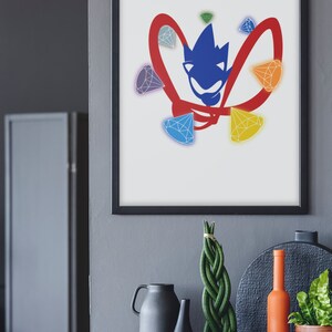 Pu&ograve; includere: Una stampa incorniciata di un personaggio dei cartoni animati blu con un vortice rosso attorno. Il personaggio &egrave; circondato da pietre preziose colorate.