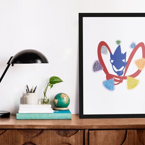 Pu&ograve; includere: Una stampa incorniciata con un'illustrazione blu e rossa di un personaggio circondato da diamanti colorati. Il personaggio indossa una corona e una sciarpa rossa. Lo sfondo &egrave; bianco.