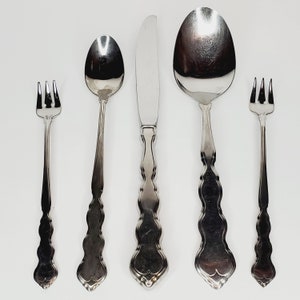 1993 Oneida Distinction Deluxe Stainless Valerie Pattern 5 pcs