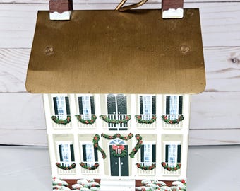 Techo de metal (¿cobre?) para casita de pájaros con temática navideña de Polly's Perch