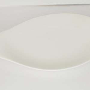 Unbranded Platter White Teardrop Shaped with Lug Handle 15&quot; l. Hallcraft?
