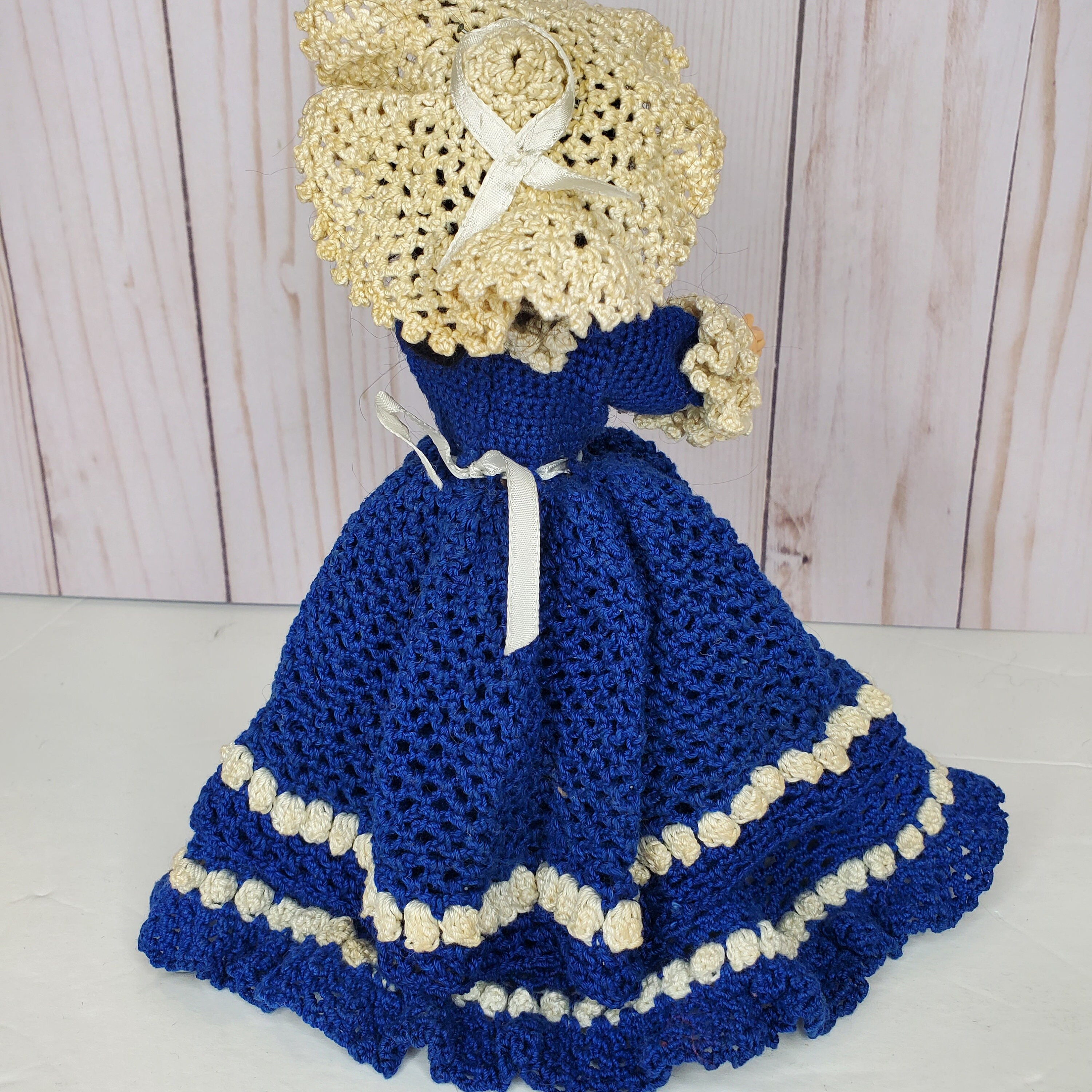 アミグルミ人形 青いドレス GWTW スタイルの手作りかぎ針編みの青いドレスを着たヴィンテージ人形