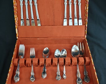 Towle 18/8 Stainless Westchester Pattern BOX NOT INCLUDED One chipped Knife