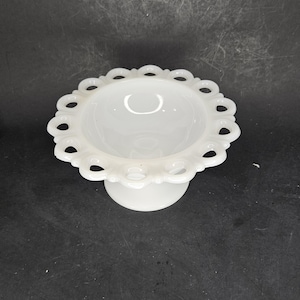 Puede incluir: Soporte para pastel de pedestal de vidrio de leche blanco con borde festoneado y base con pie.