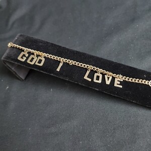 Pulsera de tono dorado "God I Love" alguna carta perdida de óxido "S"