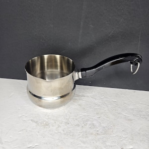 Op de afbeelding: Een rustiek houten bord met de tekst "Welcome to our home" in witte letters. Het bord heeft een verweerde afwerking en een eenvoudig, uitnodigend ontwerp, perfect voor een veranda of entree.