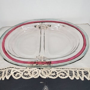 Plato dividido de vidrio, borde rojo sin marcar, ovalado transparente