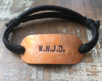 Bracelet en cuivre estampillé à la main rustique avec bande de nylon noir - « WJJD »