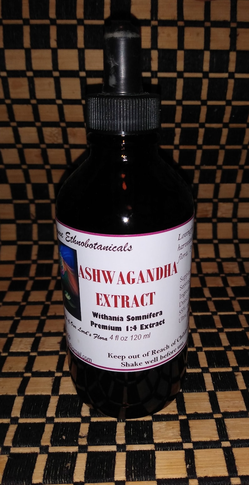 以下が含まれることがあります： ドロップトップ付きの茶色のガラス瓶で、「Ashwagandha Extract」と「Withania Somnifera Premium 1:4 Extract」と「Our Lord's Flora 4 fl oz 120 ml」のテキストが書かれています。