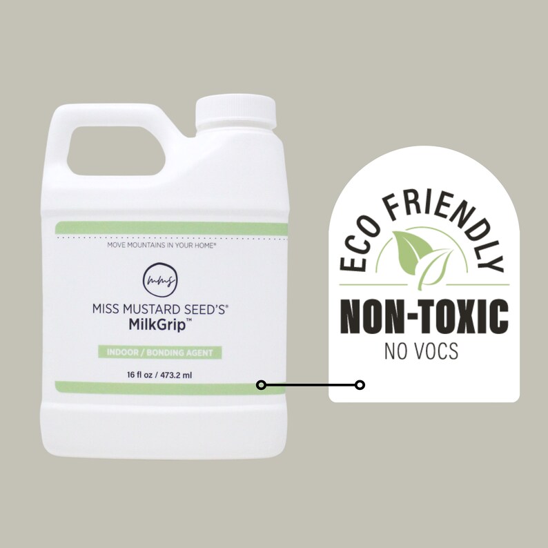 Pode incluir: Frasco de pl&aacute;stico branco de MilkGrip da Miss Mustard Seed, um agente de liga&ccedil;&atilde;o para interiores. O frasco tem uma pega e uma tampa branca. O r&oacute;tulo inclui o texto "16 fl oz / 473,2 ml" e "Eco Friendly Non-Toxic".