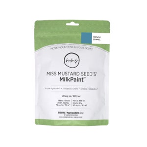 以下が含まれることがあります： 緑と白のポーチに「Miss Mustard Seed's MilkPaint」と「French Enamel」の文字が書かれています。ポーチには591.5mlの塗料が入っており、6.5平方メートルを覆うのに十分です。