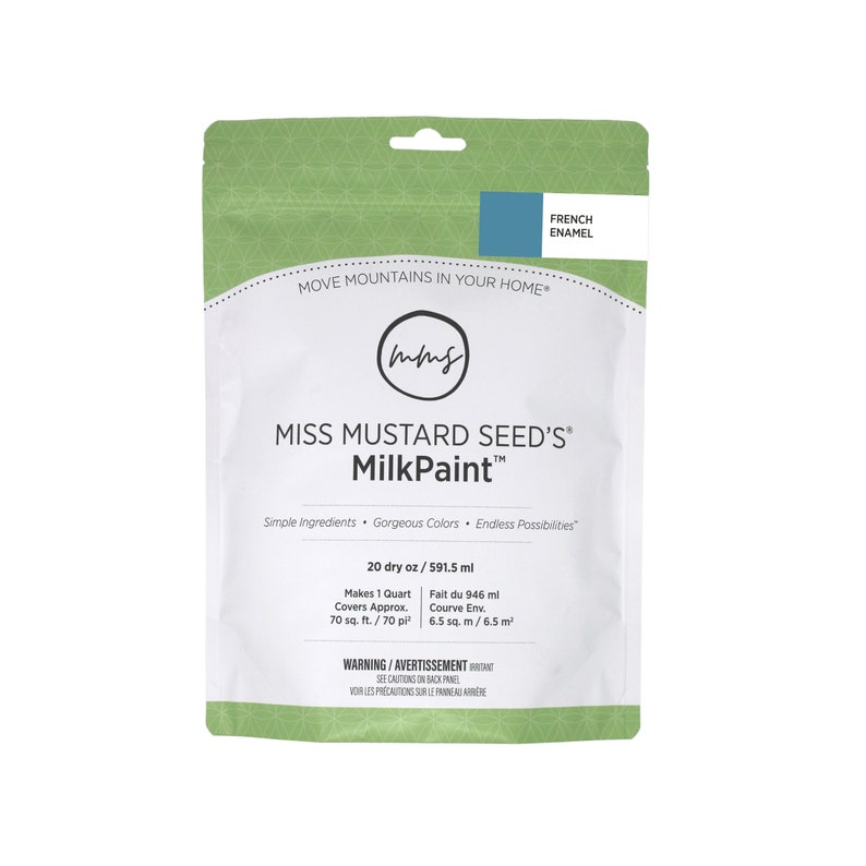 以下が含まれることがあります： 緑と白のポーチに「Miss Mustard Seed's MilkPaint」と「French Enamel」の文字が書かれています。ポーチには591.5mlの塗料が入っており、6.5平方メートルを覆うのに十分です。
