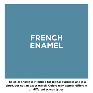 以下が含まれることがあります： 「FRENCH ENAMEL」という白いテキストが書かれた、無地の青いカラーサンプルです。表示されている色はデジタル目的で使用することを意図しており、近似値であり、正確な一致ではありません。色は、異なる種類の画面で異なるように見える場合があります。