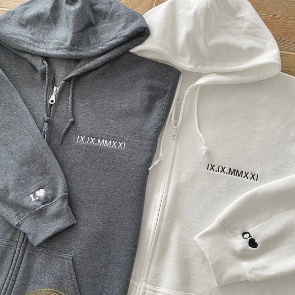 Hoodie mit durchgehendem Reißverschluss | Individuell gestickte römische Ziffer Datum + Initialen auf Ärmeln | Pärchen-Hoodie mit durchgehendem Reißverschluss