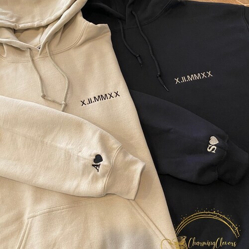 Sweat à capuche | Date en chiffres romains brodés personnalisés + initiales sur les manches | Sweat à capuche pour couple