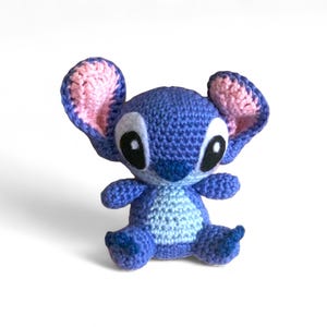 Mini Alien Amigurumi – 10 cm (4 in) – Optional Keychain – Handmade Crochet Doll