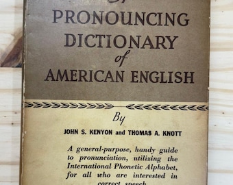"Ein ausgesprochenes Wörterbuch des amerikanischen Englisch von Kenyon & Knott 1944 HK DJ."