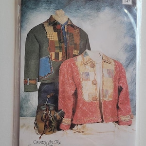 Peut inclure: Un patron pour une veste en patchwork ludique. Le patron montre deux vestes, une en vert et une en rose. Le patron est intitulé "Country in the City" et comprend le texte "Playful Patchwork".
