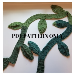 Könnte beinhalten: Ein Häkelmuster für eine Blatt-Ranke, mit Anleitungen zum Herstellen der Blätter und des Stiels. Das Muster ist als PDF-Download erhältlich.  PDF PATTERN ONLY.