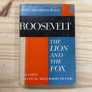 Könnte beinhalten: Ein Vintage-Buch mit dem Titel "ROOSEVELT" und dem Untertitel "THE LION AND THE FOX". Das Cover zeigt ein Farbblock-Design mit blauen, orangefarbenen und schwarzen Abschnitten. Der Name des Autors, James MacGregor Burns, steht oben. Das Buch ist eine politische Biografie von F.D.R.