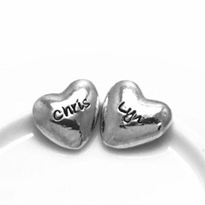 Piedra de bolsillo de peltre con forma de corazón personalizada con nombre, regalo personalizado para pareja, regalo de boda, piedra estampada a mano, nombres de novios