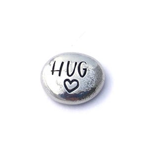 "Taschenkiesel aus Zinn mit ""Hug"" und Herz gestempelt - Ferngeschenk, individuelles Taschenumarmungsandenken, personalisiertes Liebesbeweis, Sorgenstein."