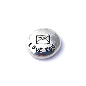 Piedra de abrazo de bolsillo de peltre "Te amo" con diseño de carta de amor, regalo de buzón personalizado estampado a mano, envía un abrazo personalizado a larga distancia