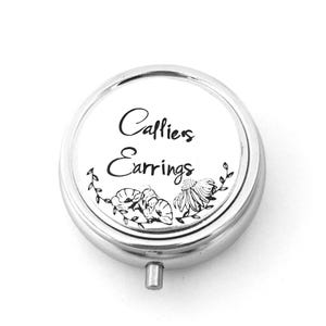 Caja de pendientes personalizada, almacenamiento de joyas portátil estampado a mano, lata de metal, personalizada con nombre, para la escuela, el gimnasio, la natación o el baile.