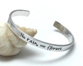 Brazalete con cita inspiradora: brazalete de aluminio o cobre estampado a mano