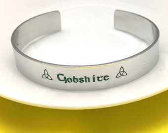 Gobshite manchetarmband, aangepaste manchetarmband, Ierse beledigingsarmband met Keltische knoop, triquetra, gepersonaliseerde open armband, herensieraden