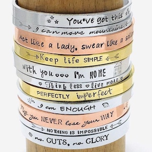 Brazalete personalizado personalizado: brazalete estampado a mano con nombre, coordenadas, fecha o cita. Joya unisex ajustable y hecha a mano.