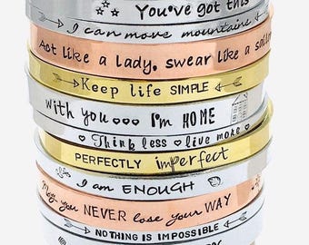 Brazalete personalizado personalizado: brazalete estampado a mano con nombre, coordenadas, fecha o cita. Joya unisex ajustable y hecha a mano.