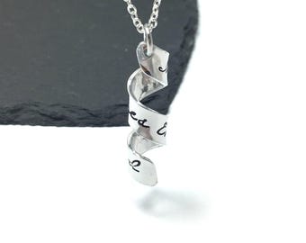 Verdrehte Spiralkette mit geheimer versteckter Botschaft, personalisierter Anhänger mit inspirierendem Zitat, handgestempeltes Geschenk für Freund