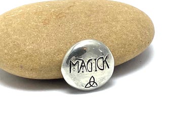 Piedra de bolsillo de peltre, nudo celta, talismán personalizado, abrazo de bolsillo personalizado, hechizos de brujería oculta, ficha de triquetra, amuleto estampado a mano.