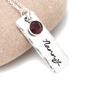 クリスタルの誕生石チャーム付きナニー縦型バーネックレス、ハンドスタンプのパーソナライズされた名前ペンダント、ナニー、おばあちゃん、おばあちゃんへのカスタマイズされたギフト