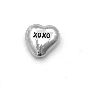 Piedra de abrazo de bolsillo en forma de corazón de peltre XOXO, corazón de peltre personalizado estampado a mano, regalo de boda personalizado, listo para usar, abrazos y besos