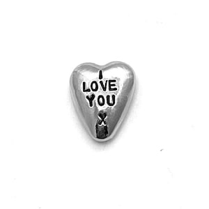 Piedra de bolsillo en forma de corazón estampada a mano con I LOVE YOU X, piedra de abrazo de peltre personalizada, regalo de boda personalizado para la novia o el novio