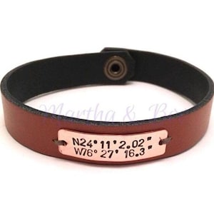 Koordinaten Armband aus Leder mit handgestempelter personalisierter Leiste, Kupfer oder Aluminium Plakette, Geschenkidee zum Jahrestag für Männer für einen besonderen Ort