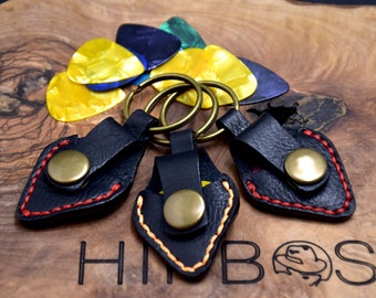 Llavero HipBos de cuero hecho a mano con soporte para púas de guitarra