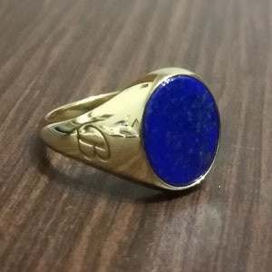 Bague lapis lazuli homme, chevalière personnalisée, bague en or pour homme, petit doigt, bague monogramme, bague lettre homme, gravure bague homme, cadeau pour lui image 1