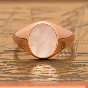 【関税込み】Oval Signet Ring - Mother of pearl and gold Mother of Pearl Signet Ring – JaxKelly