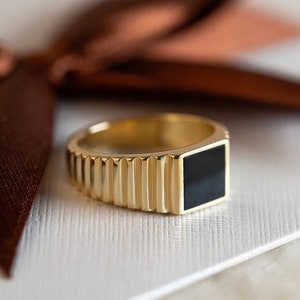 Anillo con sello de escalera de esmalte negro cuadrado de oro de 14 quilates, anillo de oro para el meñique para hombre, anillo llamativo para hombre, anillo con sello cuadrado de oro, regalo para hombre