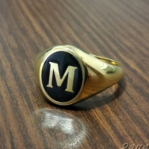 Anillo inicial de oro, anillo con monograma, anillo con letra PERSONALIZADO, anillo personalizado para hombre, anillo negro y dorado, anillo con letra dorada, letra M, anillo familiar