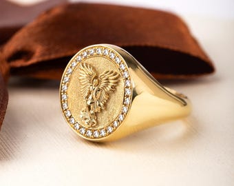Anillo de oro de 14 quilates con el Arcángel Miguel y diamantes: Joyería de protección religiosa.
