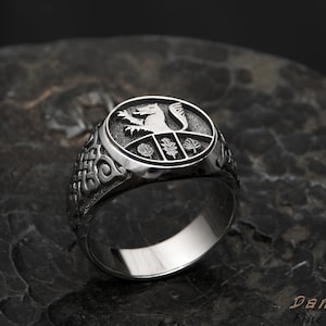 Homme chevaliere sale